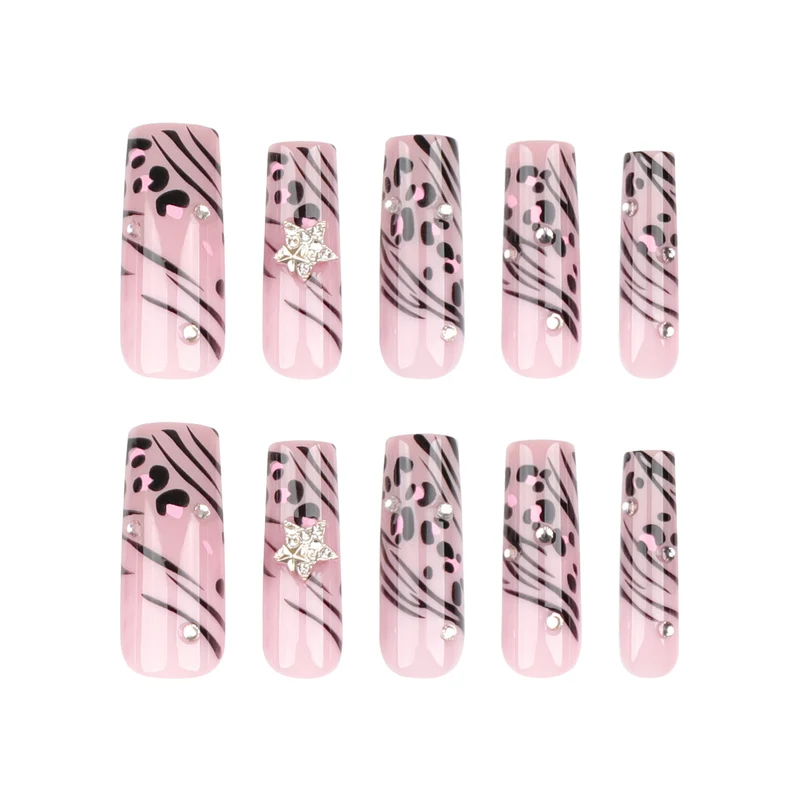 Kunstvolle Nagelkunst mit Zebramuster und Glitzerakzenten Karnz