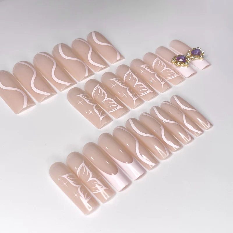 Verschnörkelte florale Nagelverlängerungen Karnz