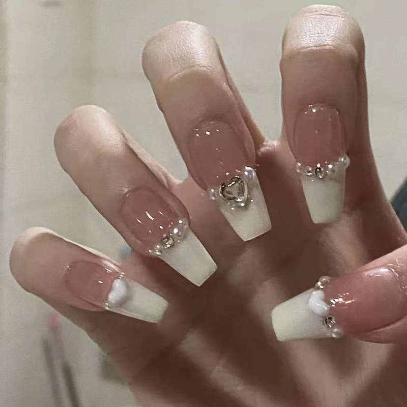Elegante florale Nagelkunstverlängerungen Karnz