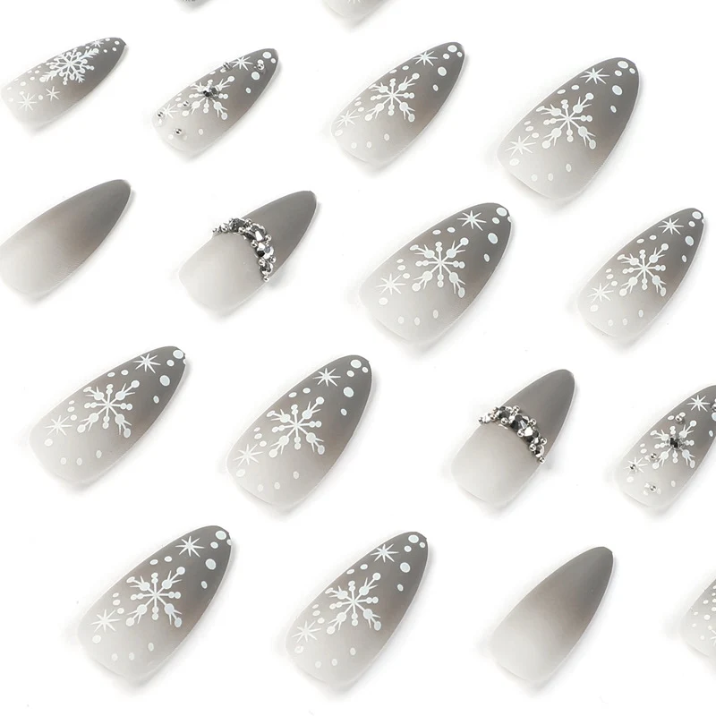 Glamorous nail art with snowflake design Stornfield