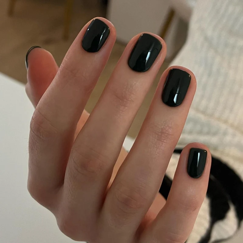 Glamorous nail art with high-gloss finish Stornfield