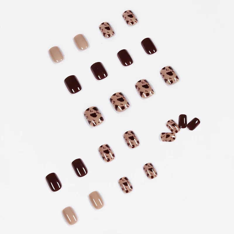 Exclusive nail art with animal pattern and shine Stornfield