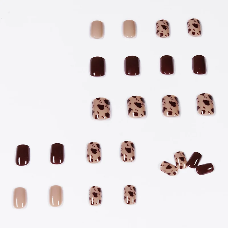 Exclusive nail art with animal pattern and shine Stornfield
