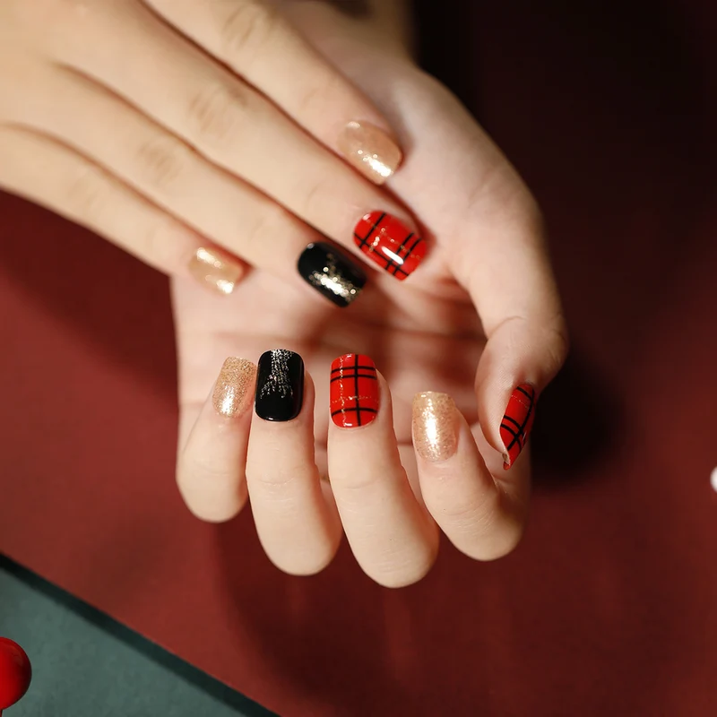 Elegant artificial nails with golden accents and floral design Stornfield