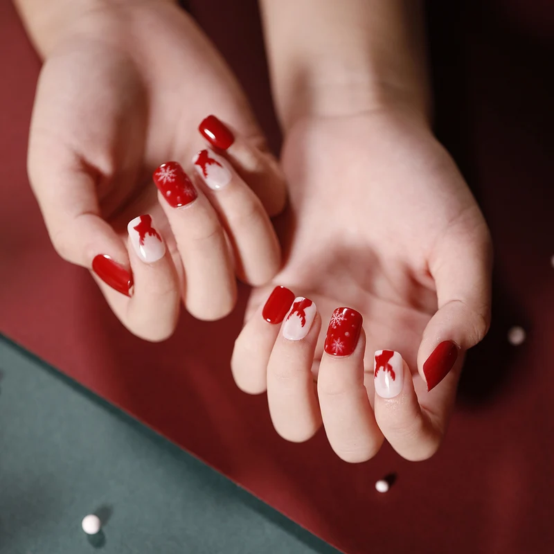 Elegant artificial nails with golden accents and floral design Stornfield