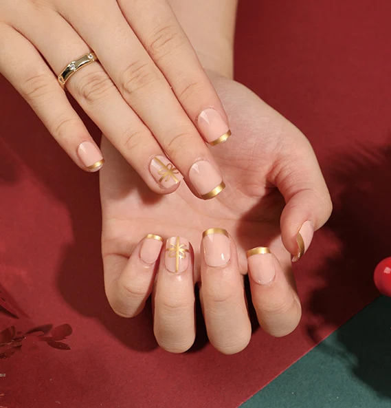 Elegant artificial nails with golden accents and floral design Stornfield
