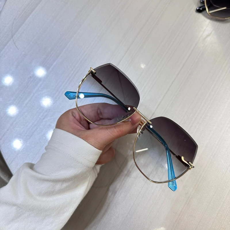 Women's sunglasses with an elegant, wide frame and luxurious accents Stornfield