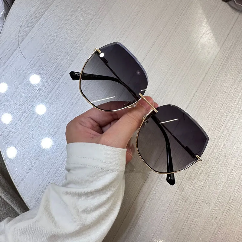 Women's sunglasses with an elegant, wide frame and luxurious accents Stornfield