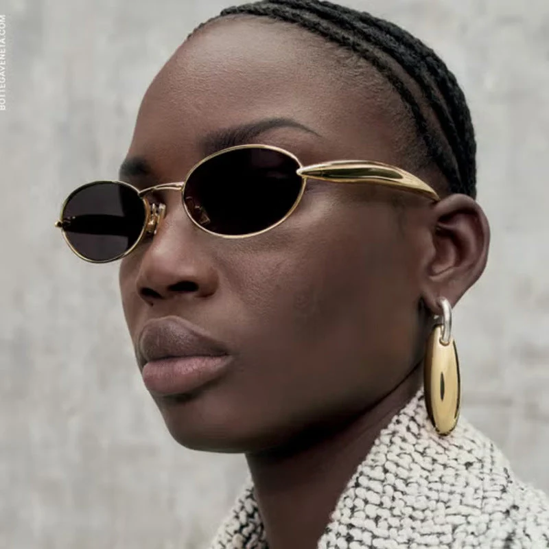 Dame moteriktig solbrille med oval ramme og glitrende detaljer Luvikno