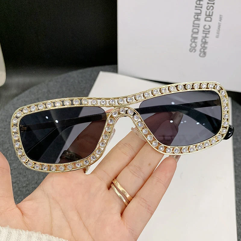 Dame moteriktig solbrille med glitrende ramme Luvikno