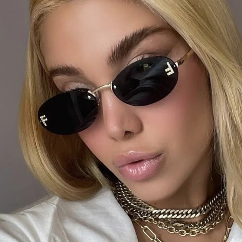 Dame moteriktig solbrille med elegant, speilreflekterende glassfront og filigran metallramme Luvikno