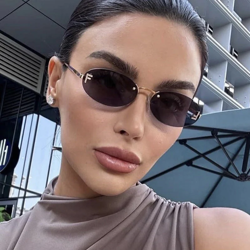 Dame moteriktig solbrille med elegant, speilreflekterende glassfront og filigran metallramme Luvikno