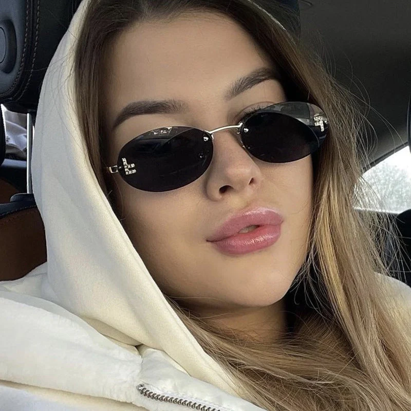 Dame moteriktig solbrille med elegant, speilreflekterende glassfront og filigran metallramme Luvikno