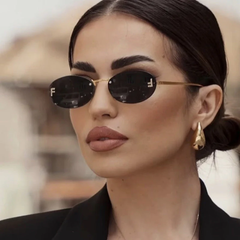 Dame moteriktig solbrille med elegant, speilreflekterende glassfront og filigran metallramme Luvikno