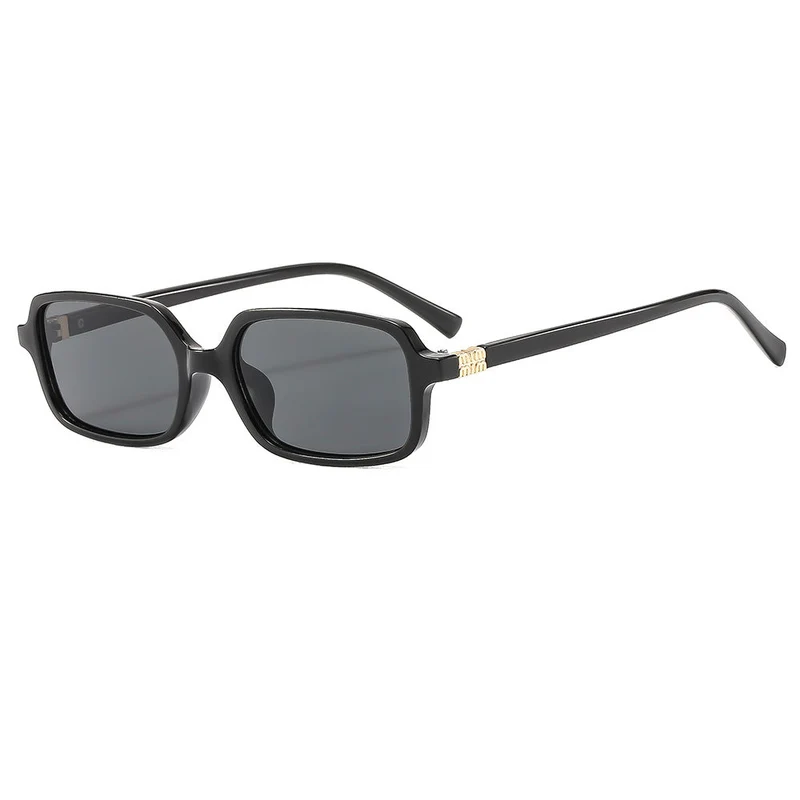 Dame moteriktig solbrille med elegant plastramme og originalt design Luvikno