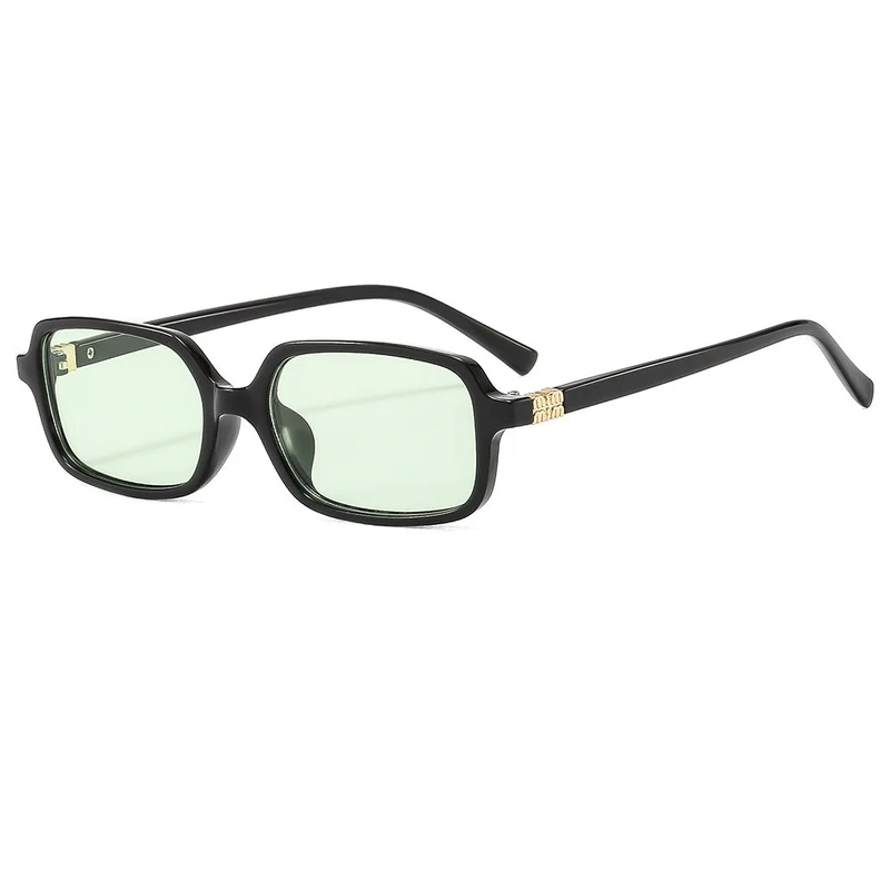 Dame moteriktig solbrille med elegant plastramme og originalt design Luvikno