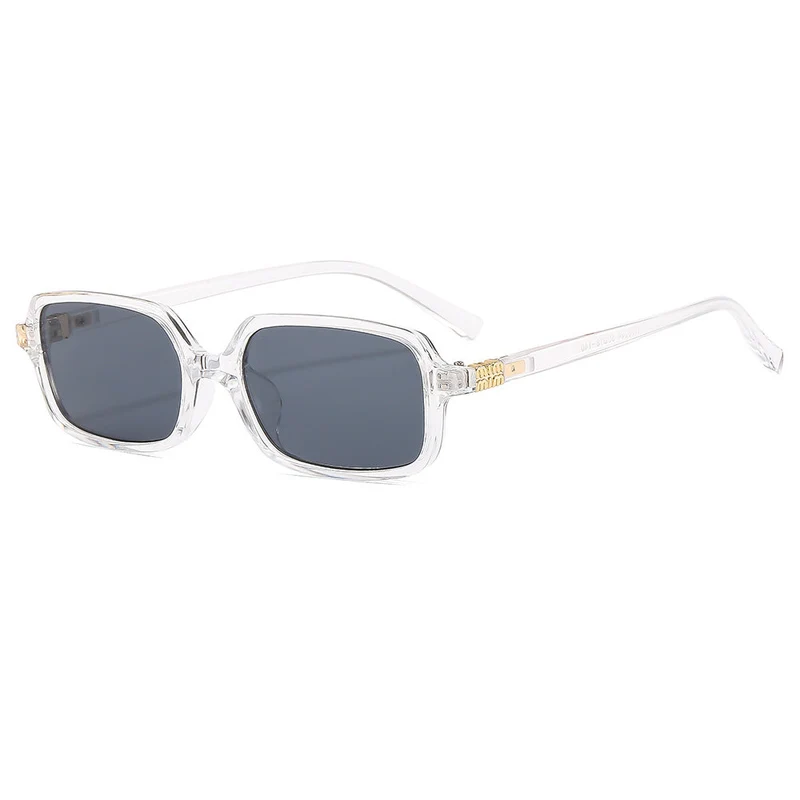 Dame moteriktig solbrille med elegant plastramme og originalt design Luvikno
