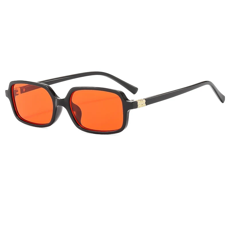 Dame moteriktig solbrille med elegant plastramme og originalt design Luvikno
