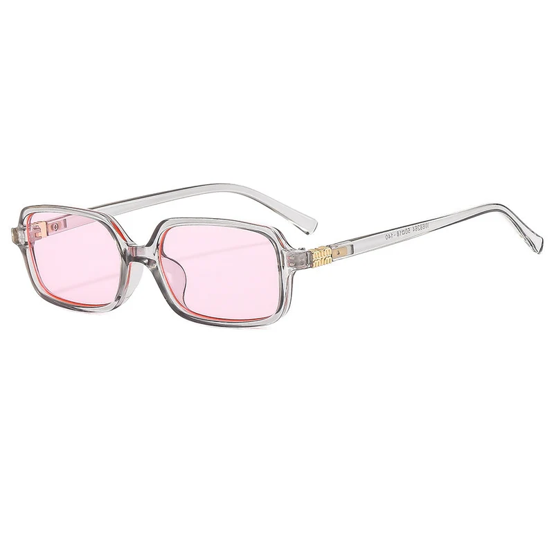 Dame moteriktig solbrille med elegant plastramme og originalt design Luvikno