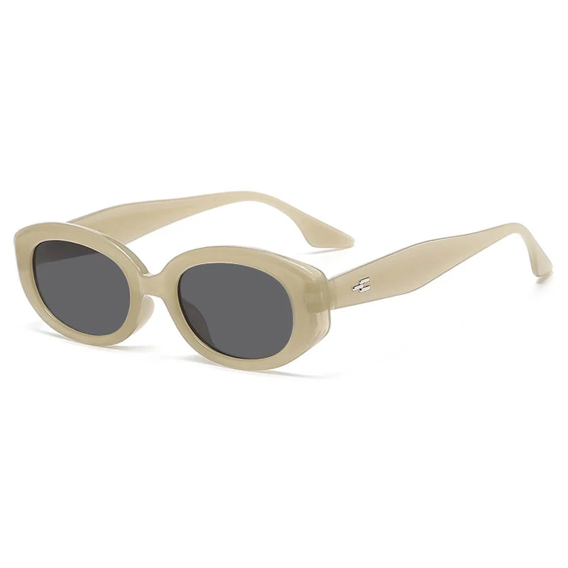 Dame moteriktig solbrille i stilfullt retro-design Luvikno