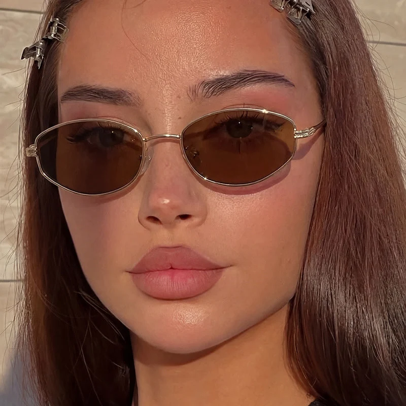 Dame moteriktig solbrille i minimalistisk ovalt design Luvikno