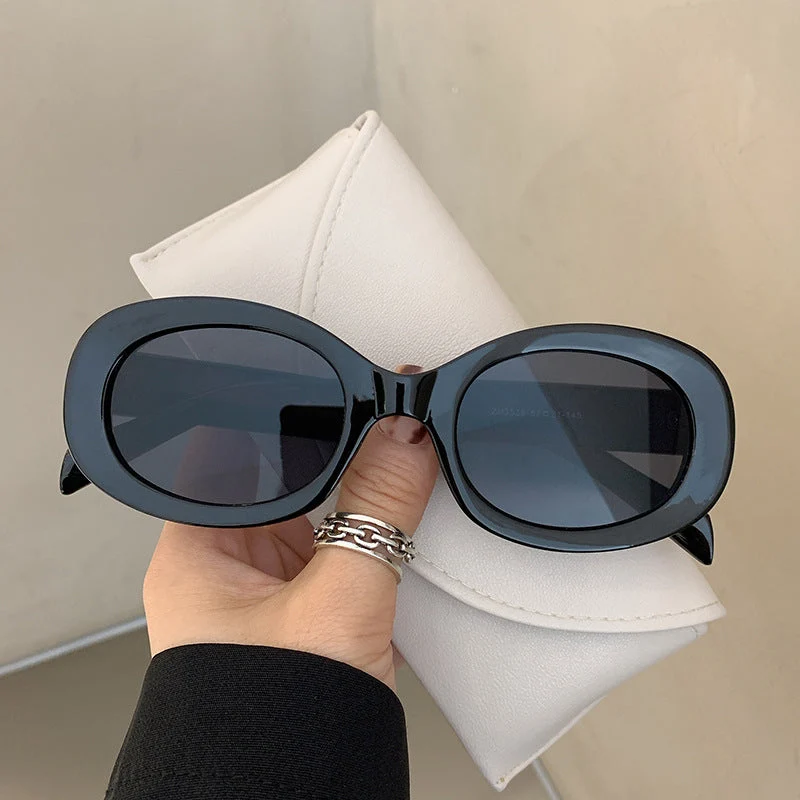 Dame moteriktig solbrille i elegant ovalt design med robust ramme Luvikno