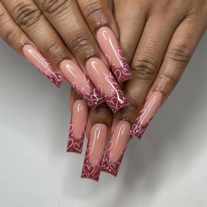 Künstlerisches Press-On-Nagelset mit Herz- und Goldflockendesign Karnz