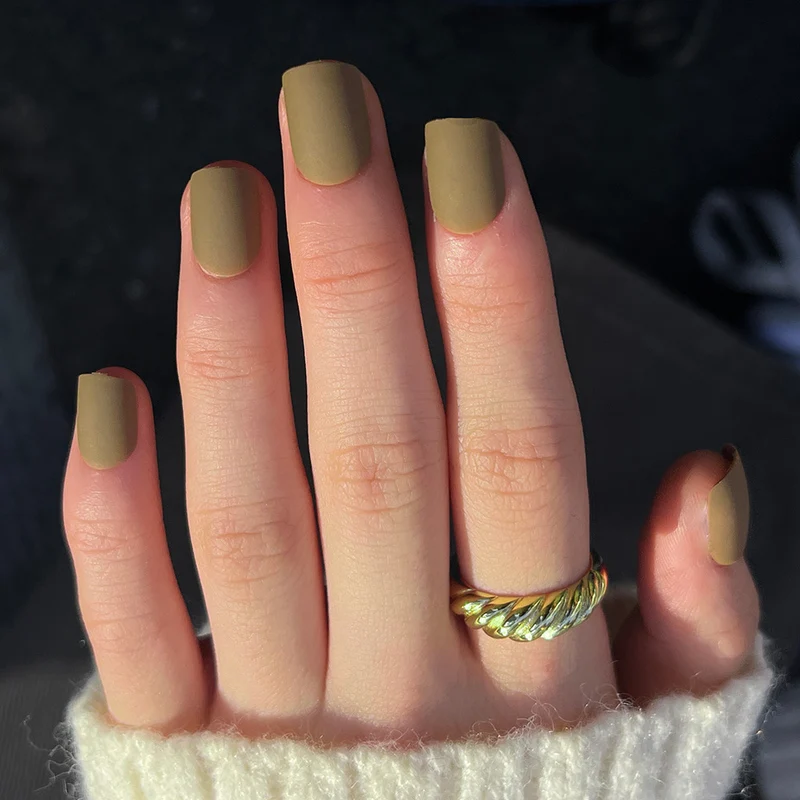 Artificial nail art with matte finish Stornfield
