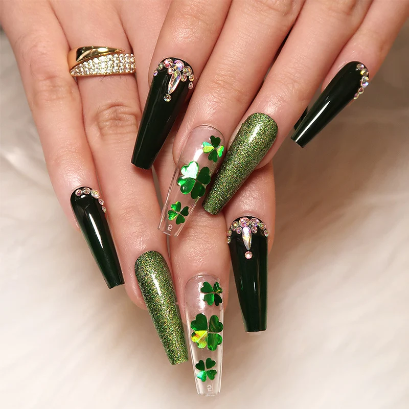 Artificial nail art with clover leaf motifs Stornfield