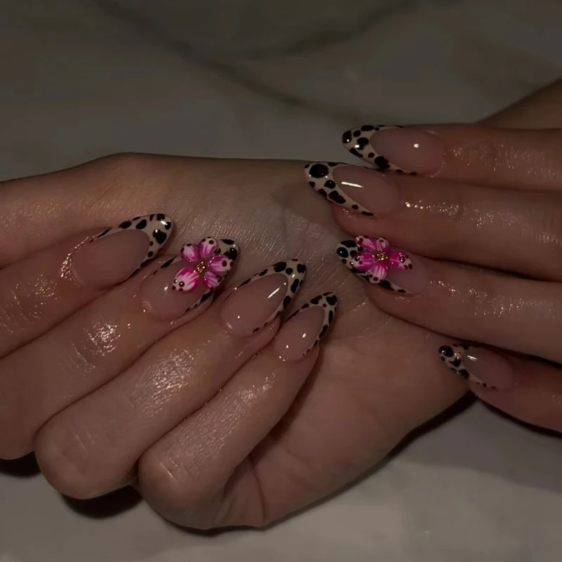 Artificial nail art with floral design and stylish leopard pattern Stornfield