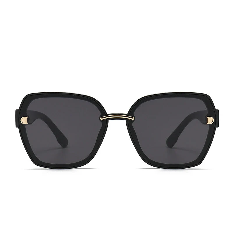 Dame solbrille med stilfull, kvadratisk ramme og elegante detaljer Luvikno