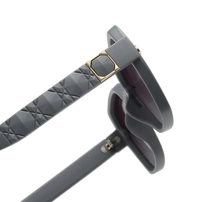 Dame solbrille med stilfull, kvadratisk ramme og elegante detaljer Luvikno
