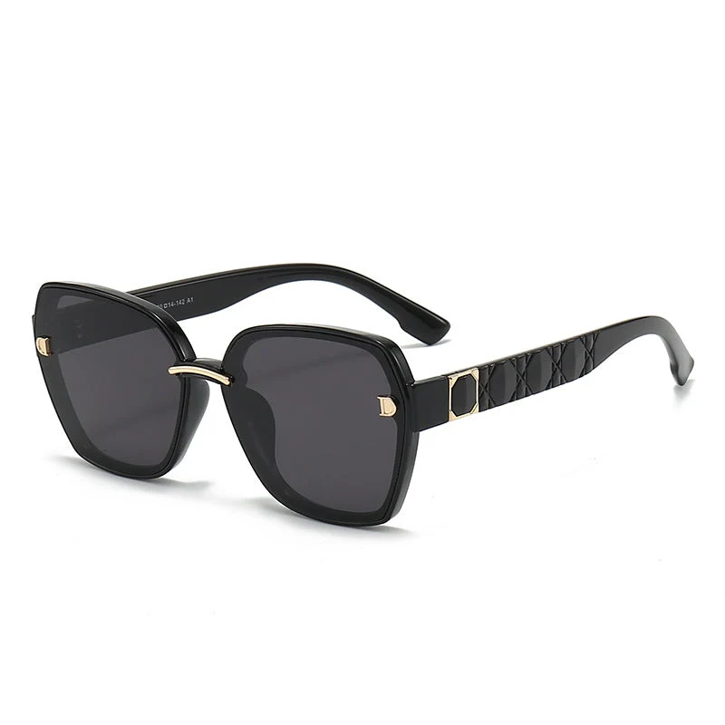 Dame solbrille med stilfull, kvadratisk ramme og elegante detaljer Luvikno