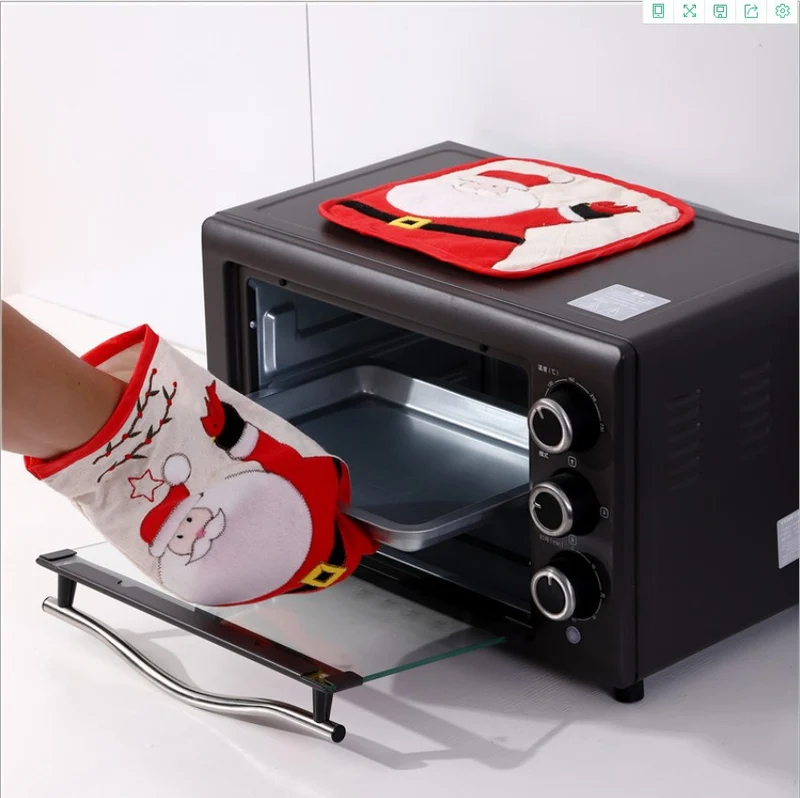 Santa-Themed Oven Mitts Stornfield