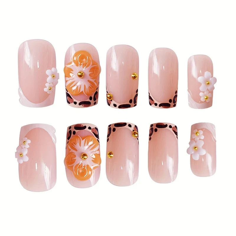 Künstlerisches Floral-Nageldesign Karnz