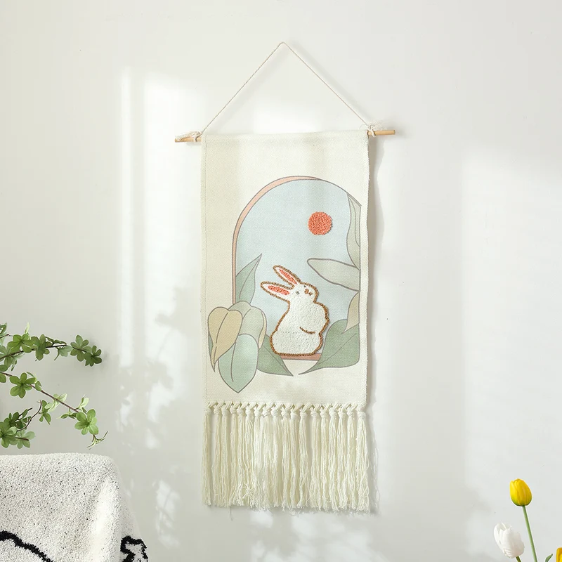 Wandbehang aus gewebter Baumwolle mit Punch-Needle Blumenrelief und Fransen Karnz