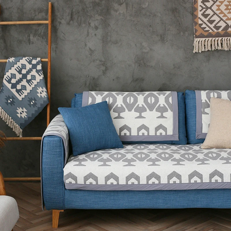 Universelle Sofa-Schutzauflage für Dreisitzer mit Blätter-Print, rutschfester Unterseite und separaten Armlehnenbezügen Karnz