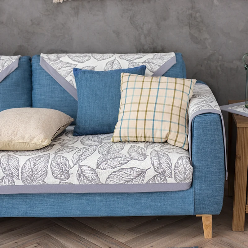 Universelle Sofa-Schutzauflage für Dreisitzer mit Blätter-Print, rutschfester Unterseite und separaten Armlehnenbezügen Karnz