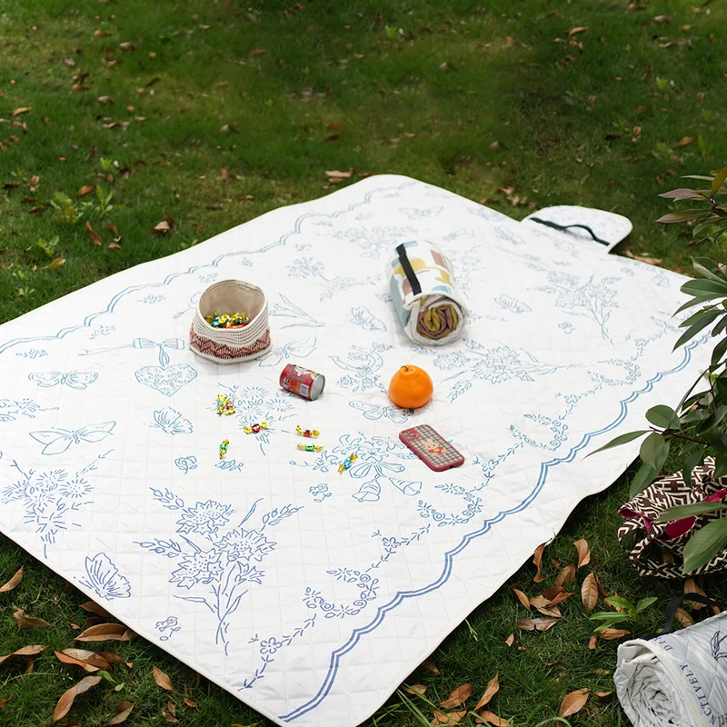 Stepp-Tagesdecke mit großfloraler Applikation und diamantgestepptem Relief Karnz