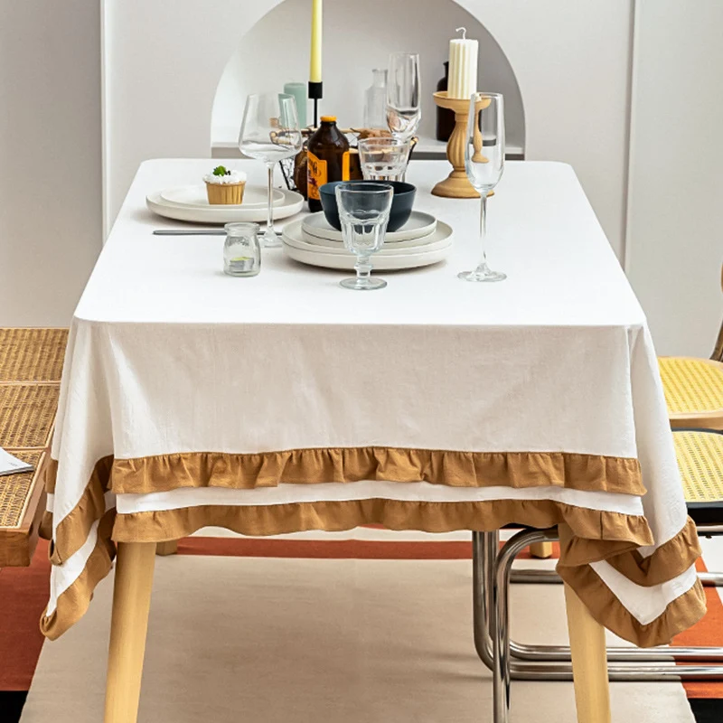 Rundtischdecke mit gestepptem Strukturrelief und zweilagigem Volant Karnz