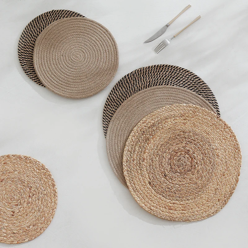 Rundteppich aus geflochtener Jute mit spiralförmiger Struktur und flacher Webung Karnz