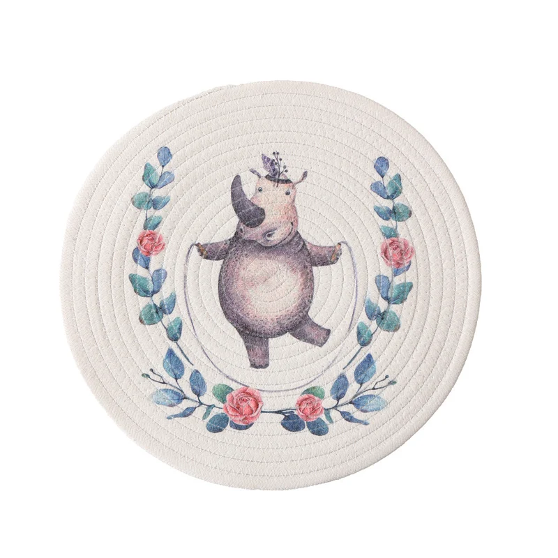 Rundes Tischset aus gewebter Baumwolle mit niedlicher Nashorn-Illustration und floralem Kranz Karnz