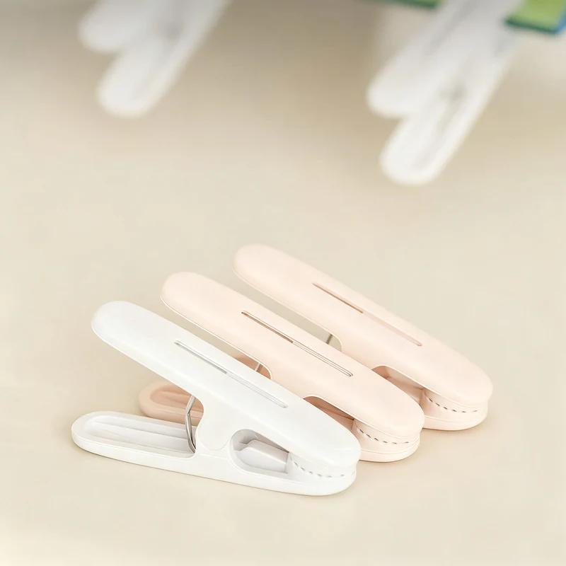 Plastic clothes pegs, set of 12