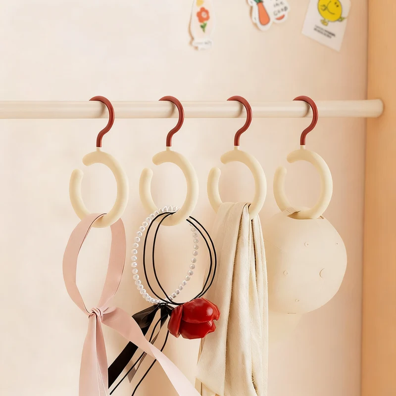 Plastic ring holder for hats and bags