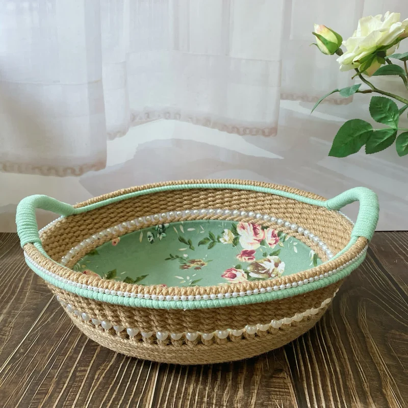 Eleganter handgefertigter Aufbewahrungskorb mit Rose
