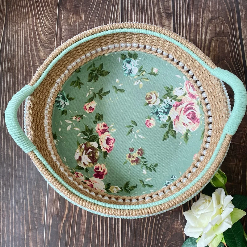Eleganter handgefertigter Aufbewahrungskorb mit Rose
