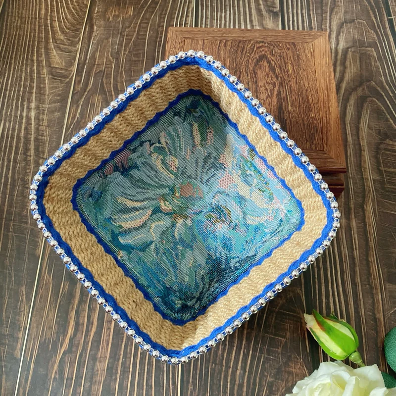 Handgewebter Vintage-Aufbewahrungskorb mit Blumenmuster