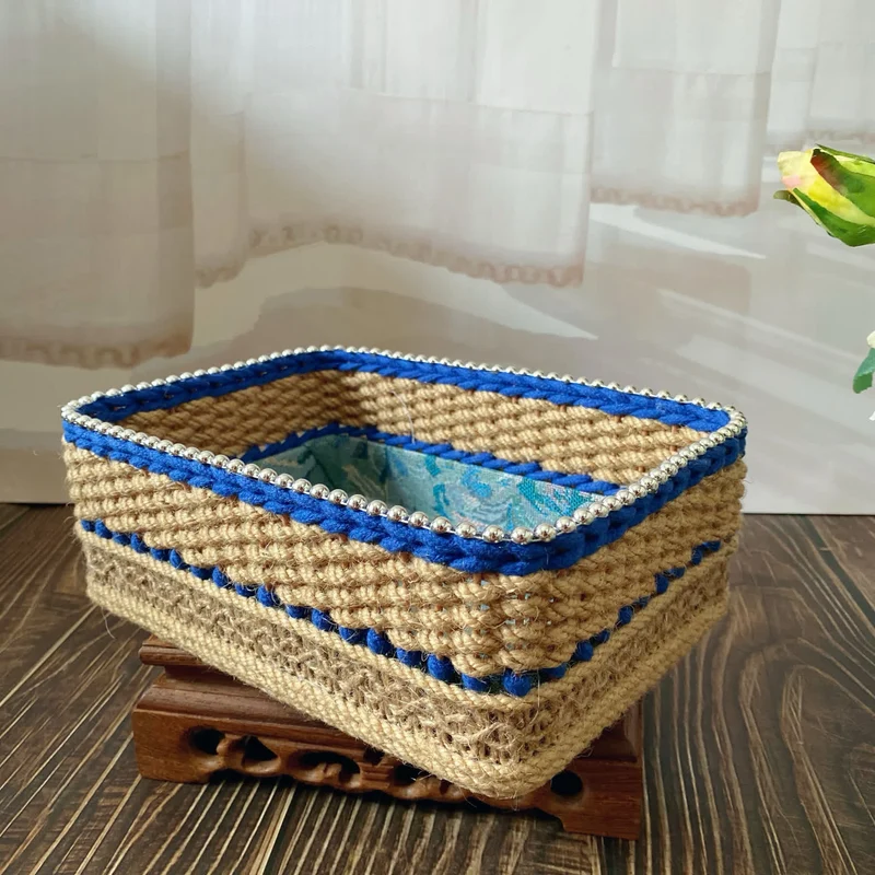 Handgewebter Vintage-Aufbewahrungskorb mit Blumenmuster