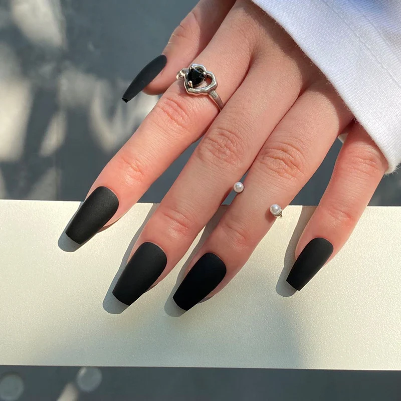 Künstliche Nagelverlängerungen im modernen Design Karnz