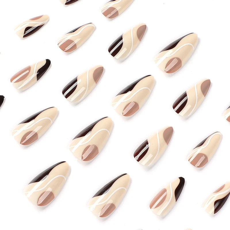 Künstliche Nagelverlängerungen im eleganten Wellen-Design Karnz